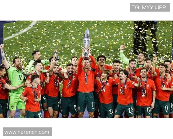 足球明星荣耀时刻捧奖杯精彩瞬间全景展示图集